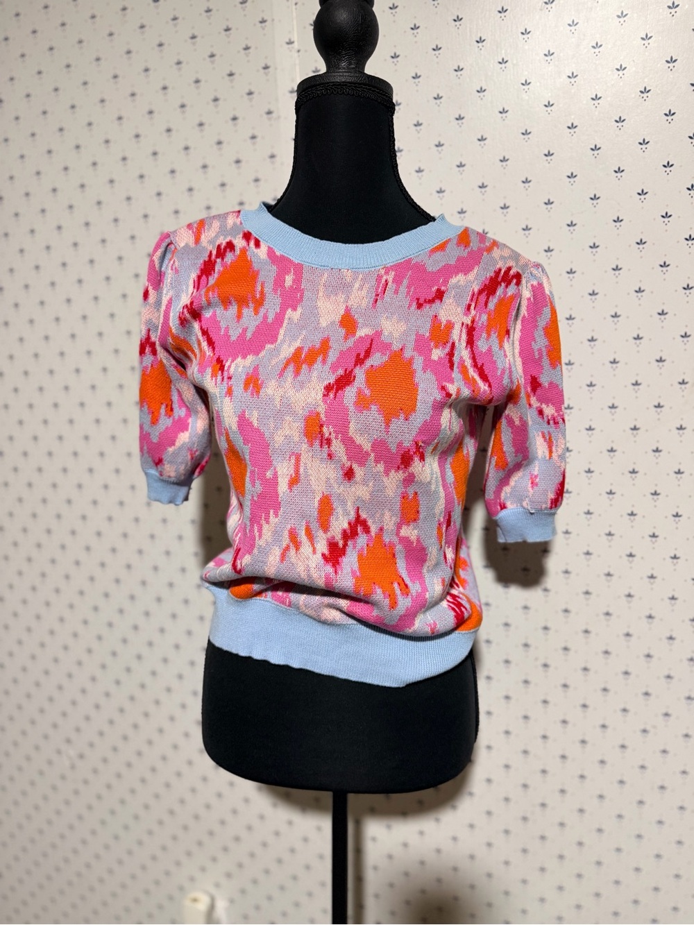 The Linen Duck Short-Sleeve Scoop Neck Sweater in beautiful abstract pattern S